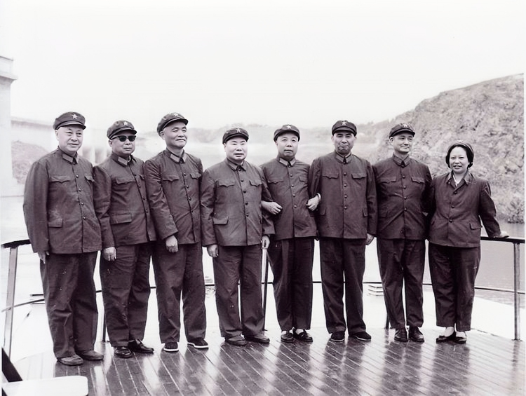 1980年老照片，总参谋长杨得志视察兰州军区。左一，兰州军区司令部副参谋长罗洪
