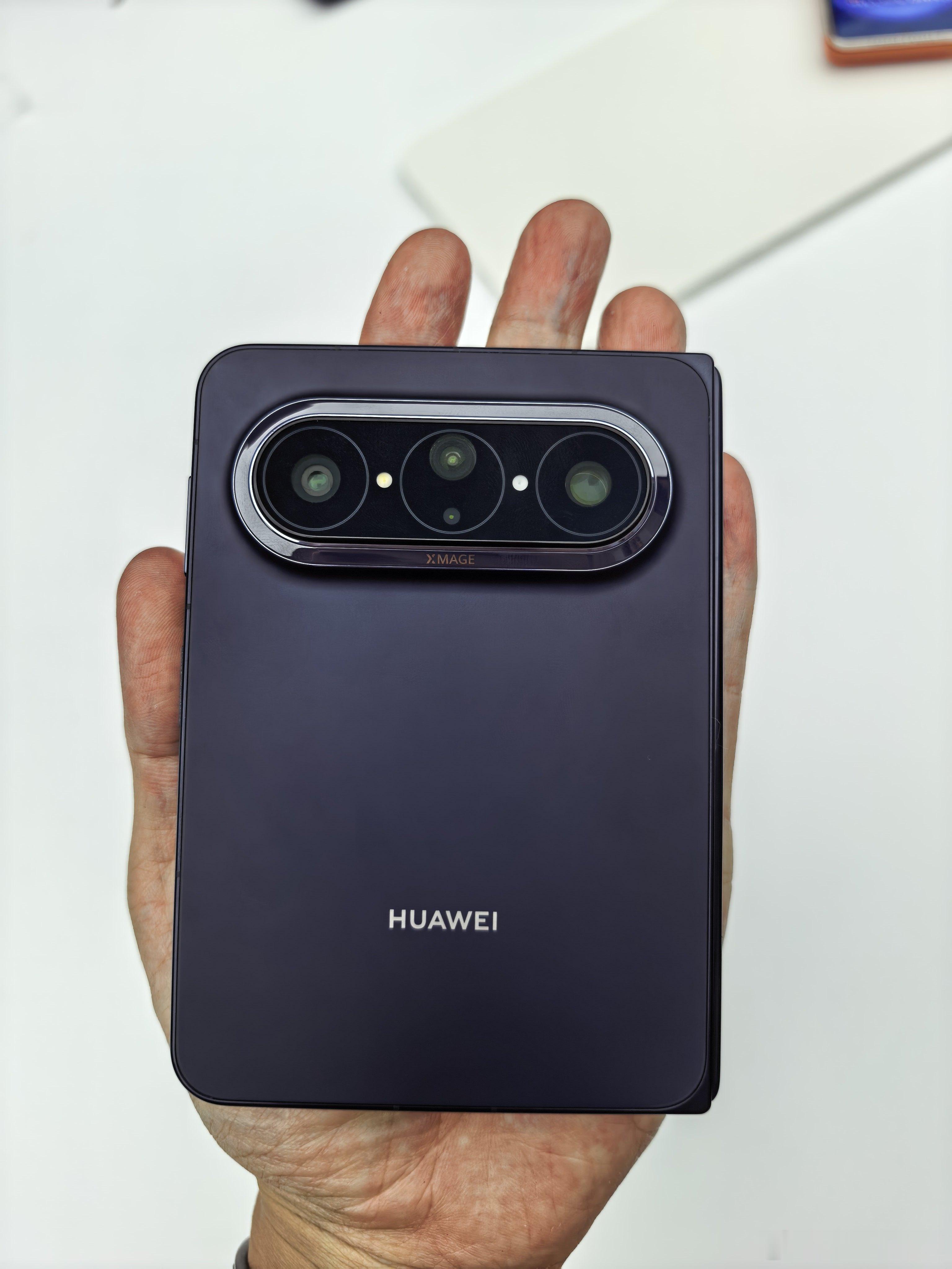 刚上手摸了华为PuraXMax阔折叠，这个比例真的太绝了。外屏单屏5.