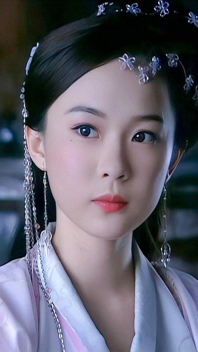 不得不说，45岁的霍思燕身材依然这么火辣。这几天，霍思燕的狗在国外得了冠军，