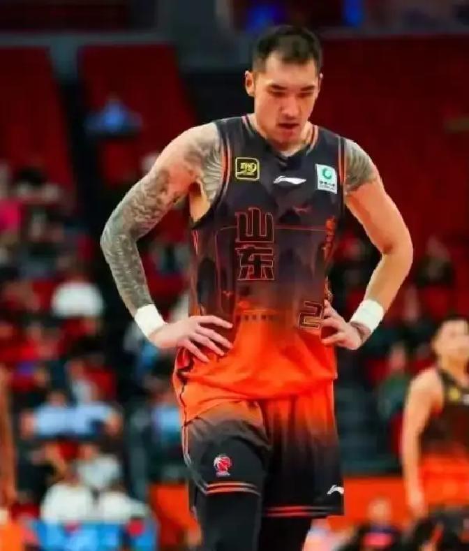 邱彪一出手，评论区直接炸锅！山东男篮7个本土老面孔被请走，连陶汉林都进不了