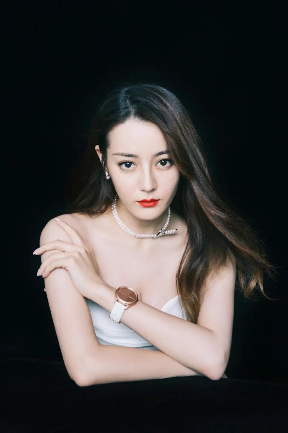 迪丽热巴是中国新疆美女演员，她有着维吾尔族独特的异域风情，身材凹凸有致，五官立体