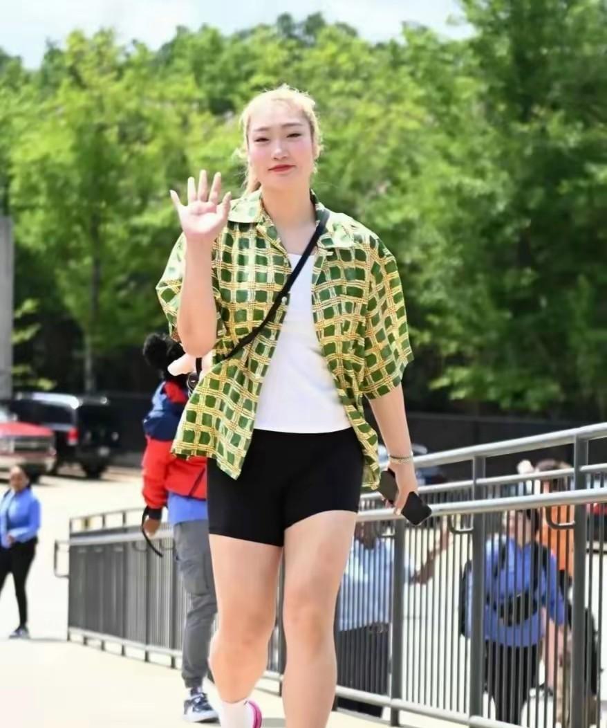 中国女篮--李梦30岁，17岁进入WCBA联赛，曾两次荣获WCBA常规赛最