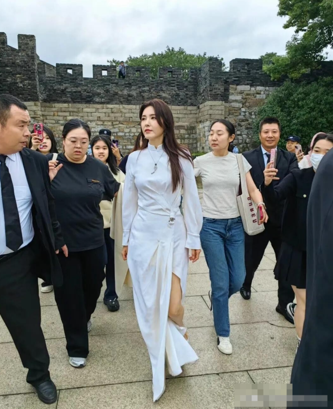 她年轻时曾是中戏里最有气质的校花，如今老了依旧美艳性感，这颜值和气质不输蒋勤勤。