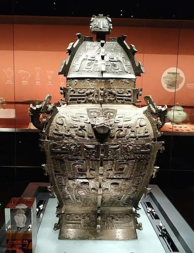 1992年，上海博物馆馆长马承源在日本友人家中，发现一个没有盖子的铜罐，仔细辨认