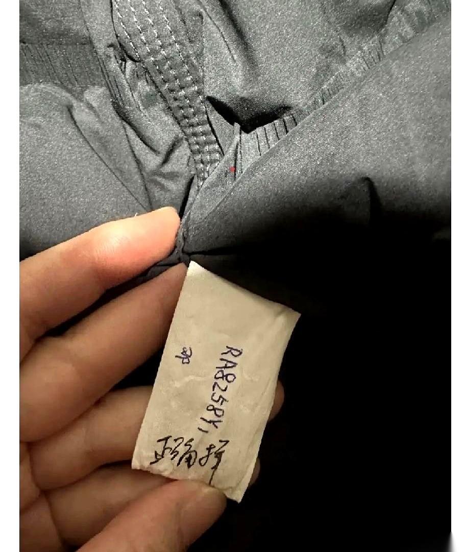 买衣服踩了个天大的坑。高高兴兴在实体店淘了件羽绒服，以为捡到宝了。结果回家一剪