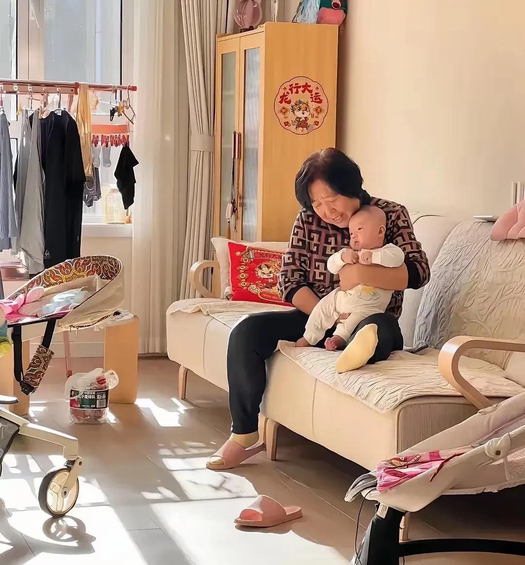 哈哈，一直以为老人都喜欢跟儿子住一起，帮忙照顾孙子，操持家务。结果刚才在楼下打水