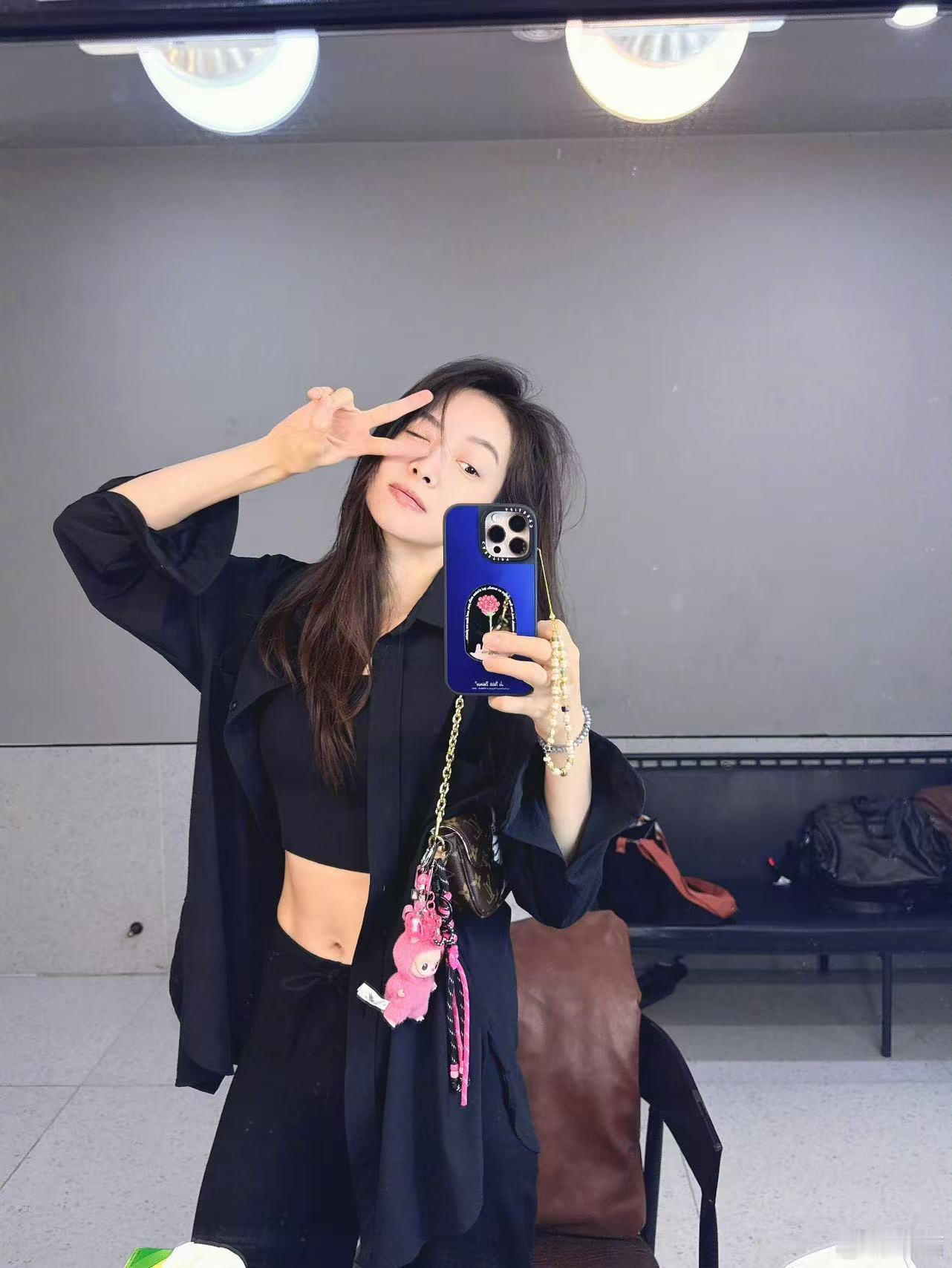 宋茜说今晚约么宋茜自拍露腹肌宋茜分享最新对镜自拍，腹肌线条好绝啊，今晚约这个楚