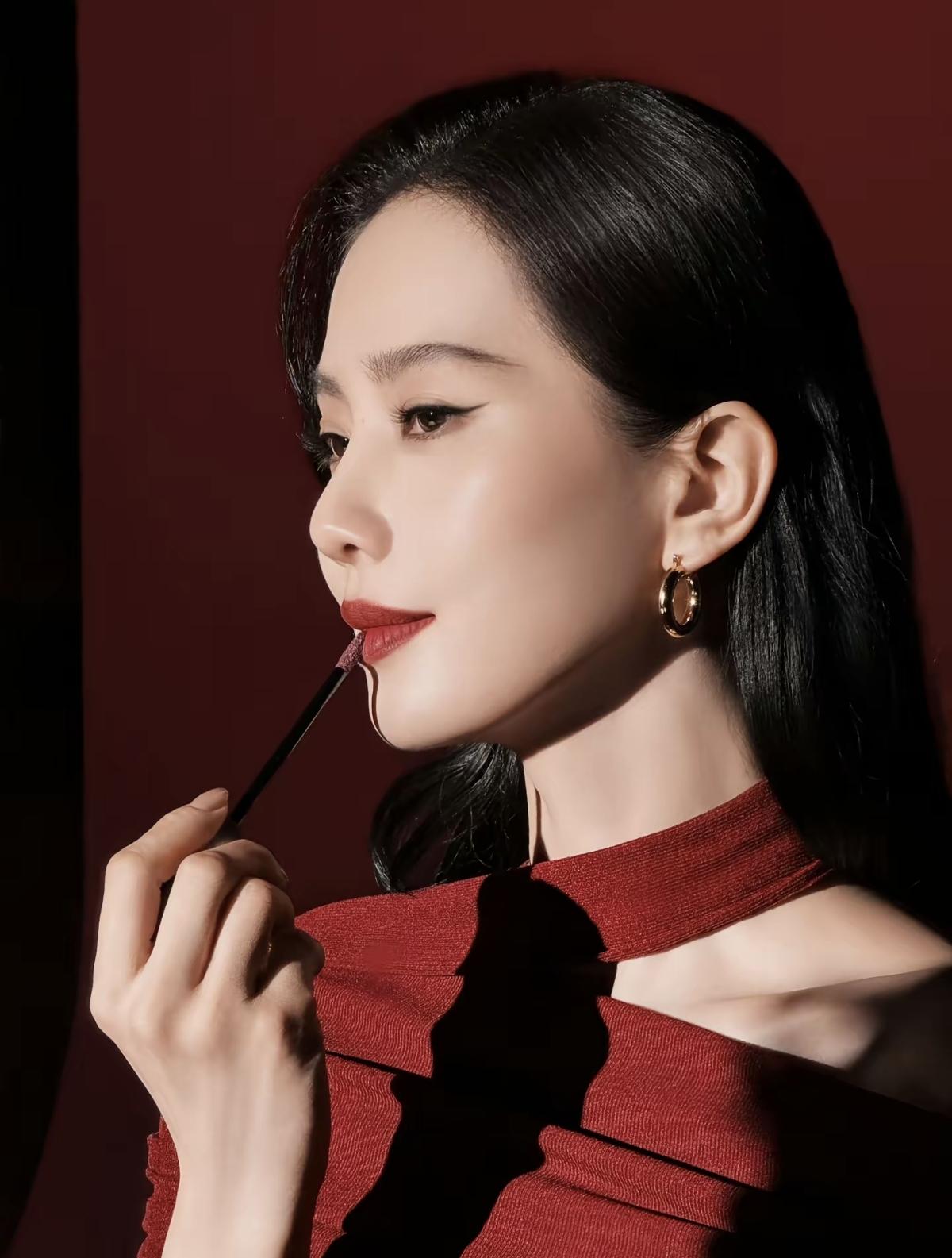 刘诗诗一袭酒红挂脖裙，在红调光影里自成风景[赞]露肩剪裁藏着性感，哑光红唇透着疏