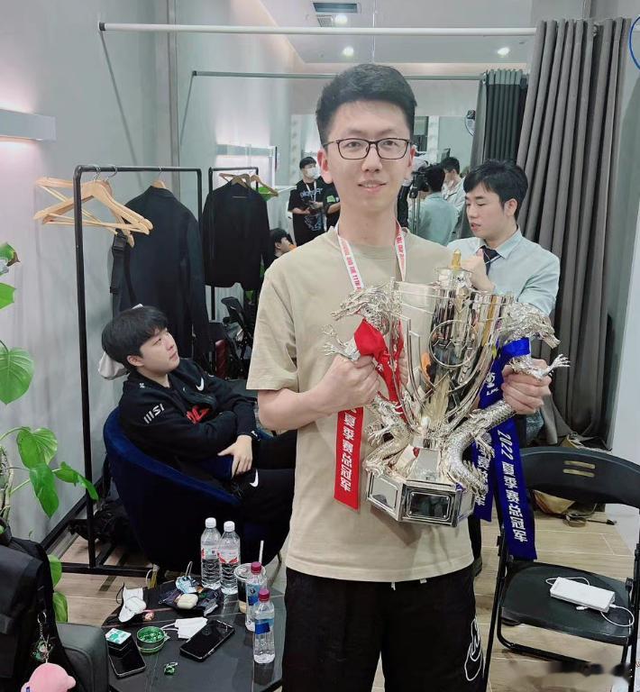 现在四支LPL队伍，TES和BLG签证都搞定了，AL也快了，IG进度咋样？jia