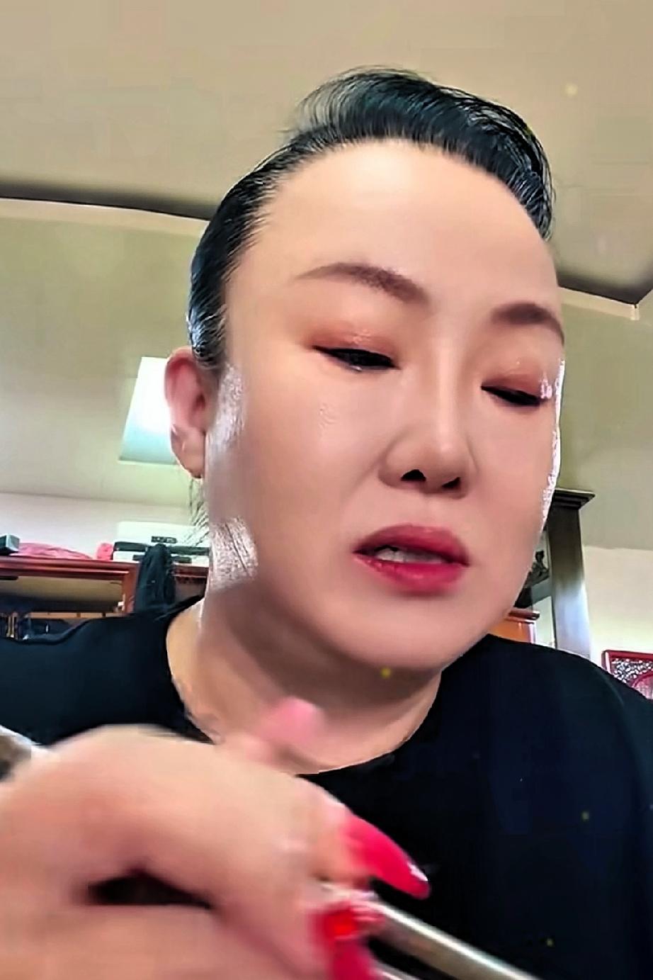 孙丽荣是位二人转演员，她在系列剧《乡村爱情》里扮演刘能的老婆，从第一部一直演到第