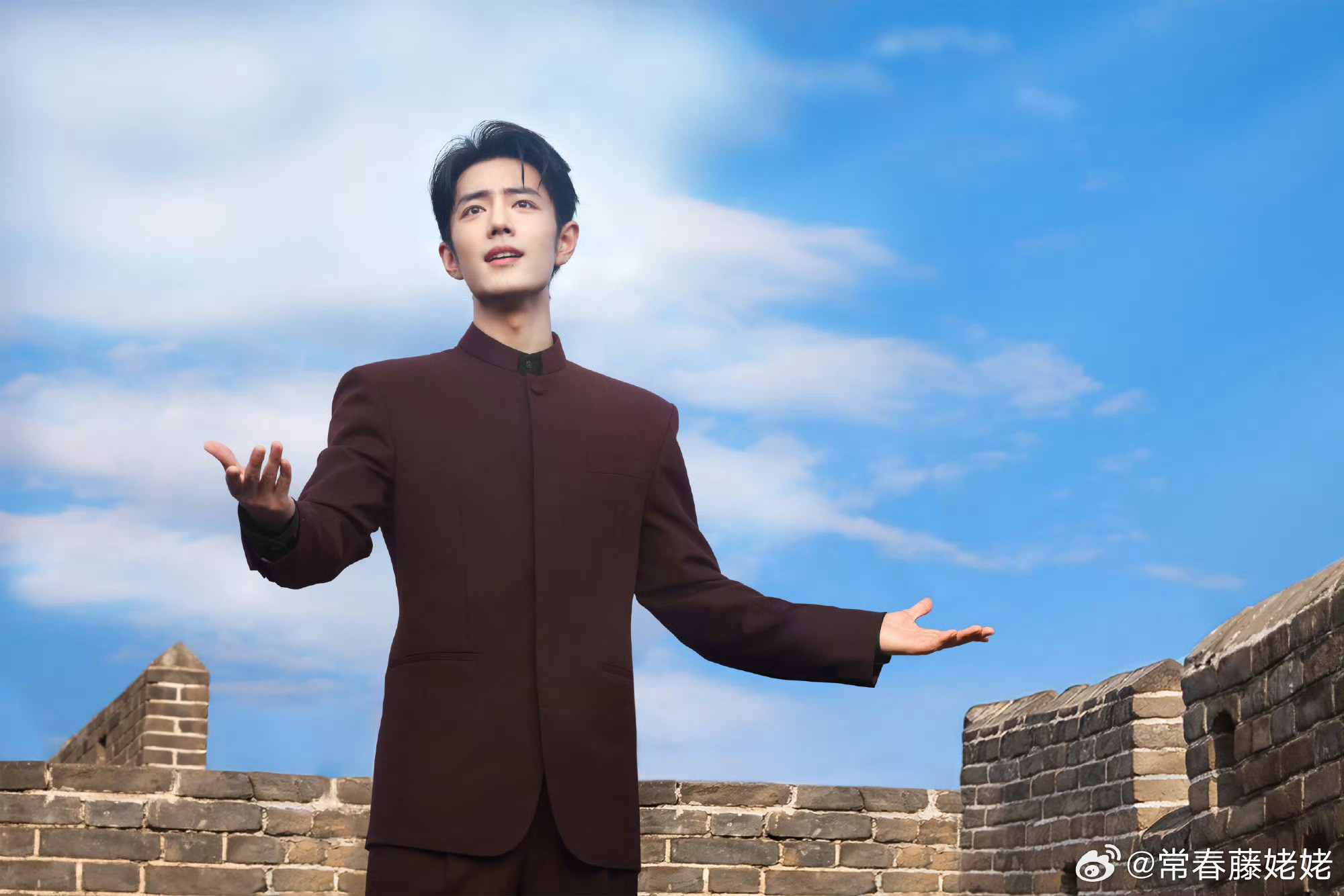 肖战长城上演唱我和我的祖国肖战的眉目清朗，身姿挺拔，温润中又有风骨，这就是我
