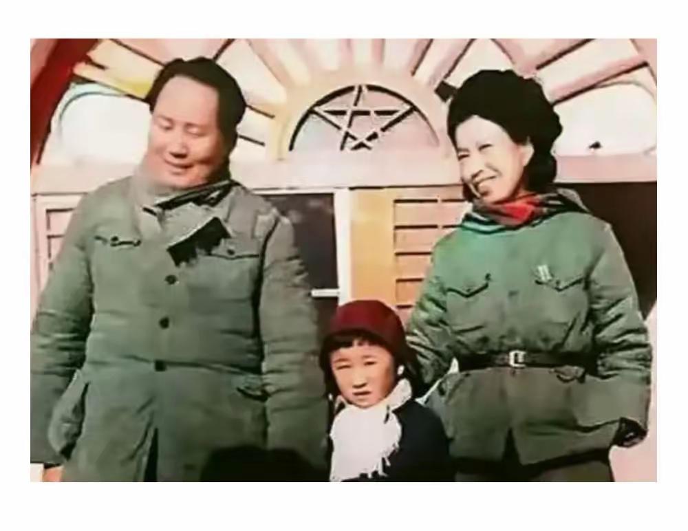 瞧：毛主席的幸福笑颜！毛主席牵着爱女的小手，站在窑洞小院，父爱如山的微笑，饱含