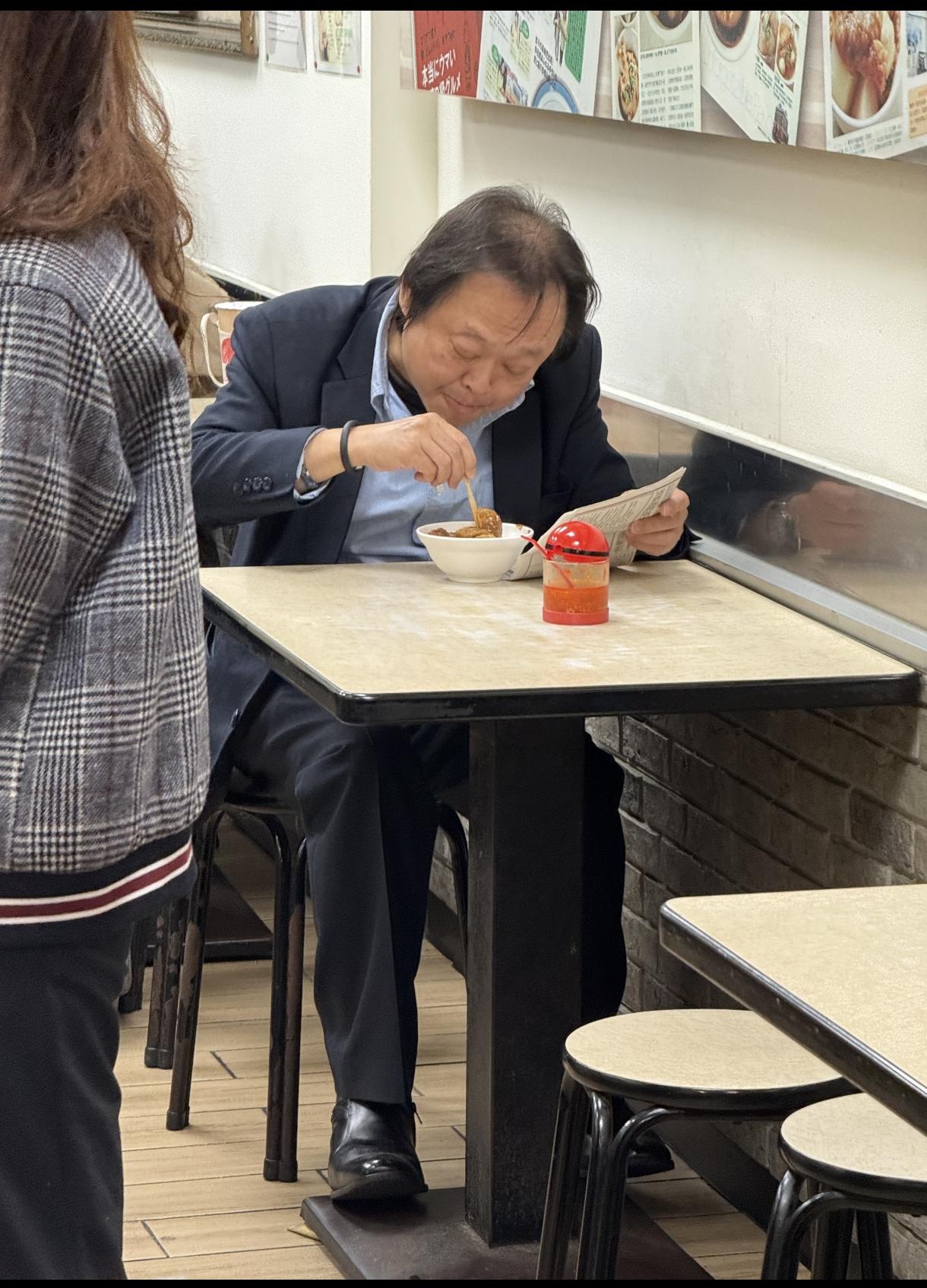 台湾，民意代表王世坚在从从容容的吃饭，头发已稀，皮鞋挺亮，我觉得不是最近爆红，他