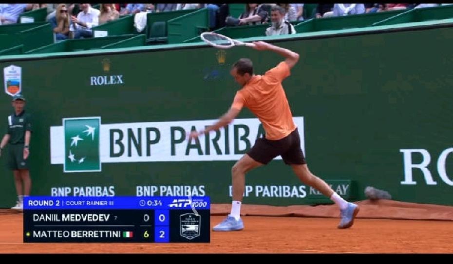 蒙特卡洛大师赛第二轮，梅德韦杰夫开场连丢8局后，怒砸球拍至其粉碎，被主裁警告。