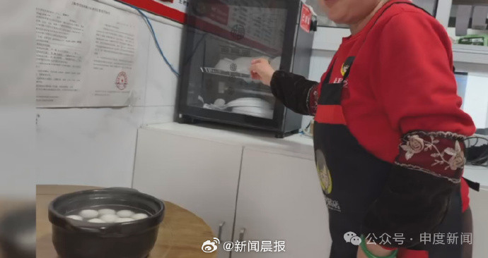 【#多家曼玲粥铺现糊弄式堂食##曼玲粥回应现糊弄式堂食#】一直以来，加强对食品安