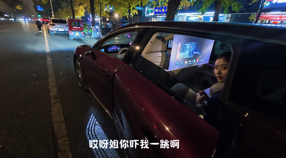 骑手遇前车开门上演黑科技避险女生下车遇骑手黑科技规避开门杀你是否经历过“开门杀”