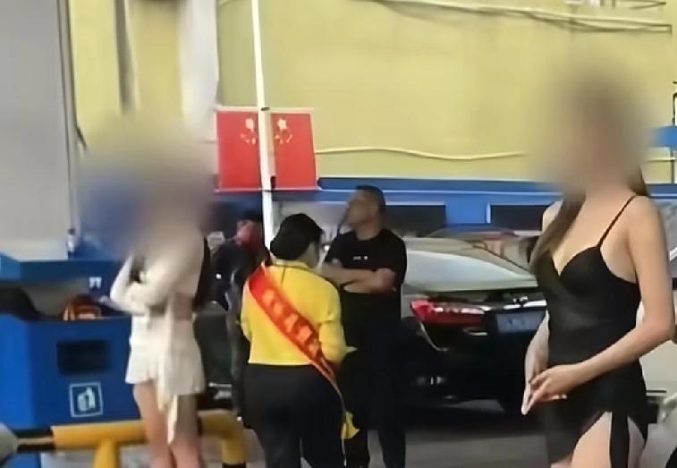 广东江门的加油站果然与众不同今天是双12特殊节日，广东江门一家加油站为了吸引更