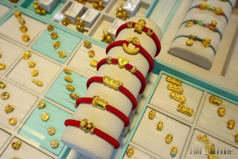 家人们，那个阅读量超6亿的国际金价为何一路狂飙话题太有看头了！2025年国际金价