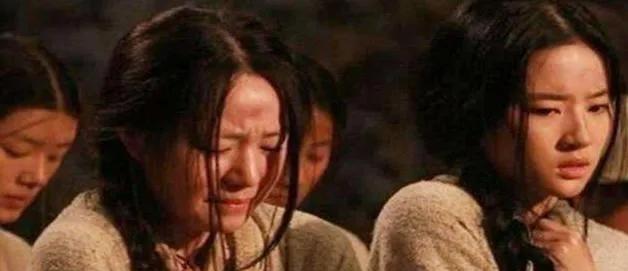 公元884年，黄巢被斩杀。唐僖宗见黄巢的姬妾足有30人，便问道：“你们出身富贵，