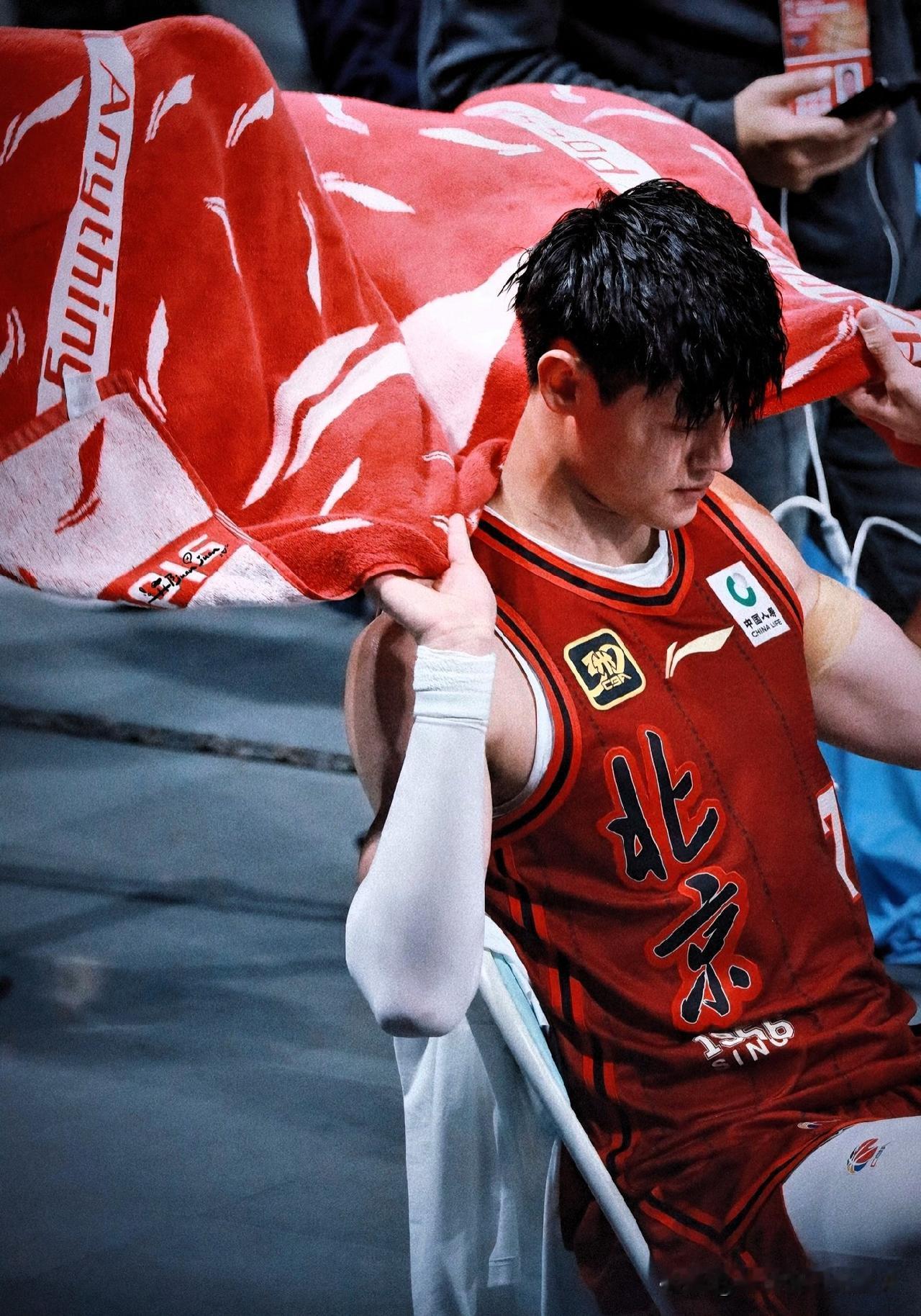 北京男篮新赛季冲冠突生变数！曾凡博和澳洲nbl球队接近签约，ncaa也开出off