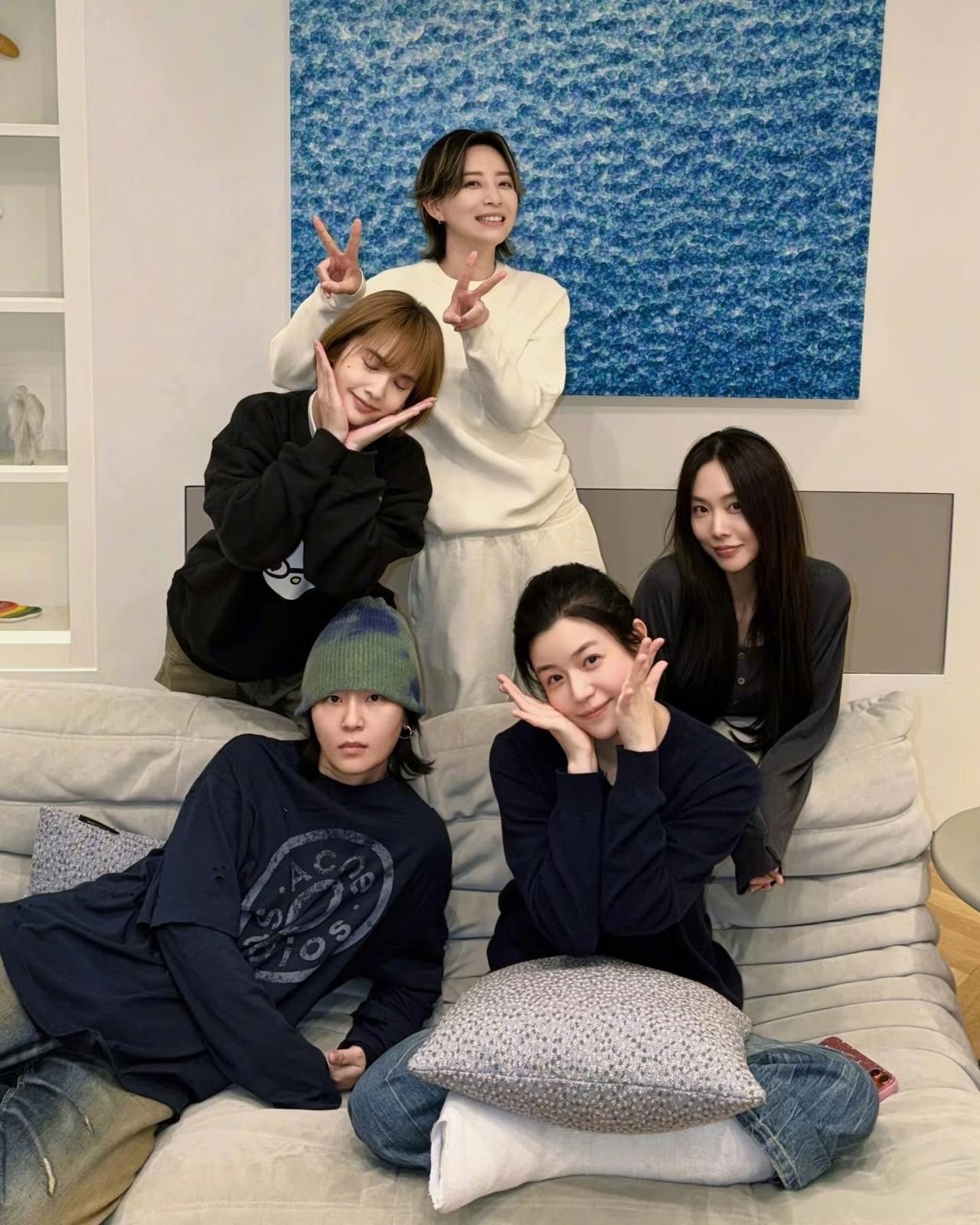 陈妍希脚受伤了，好姐妹杨丞琳，周笔畅，李斯丹妮，王霏霏一起去看她，还在她打石