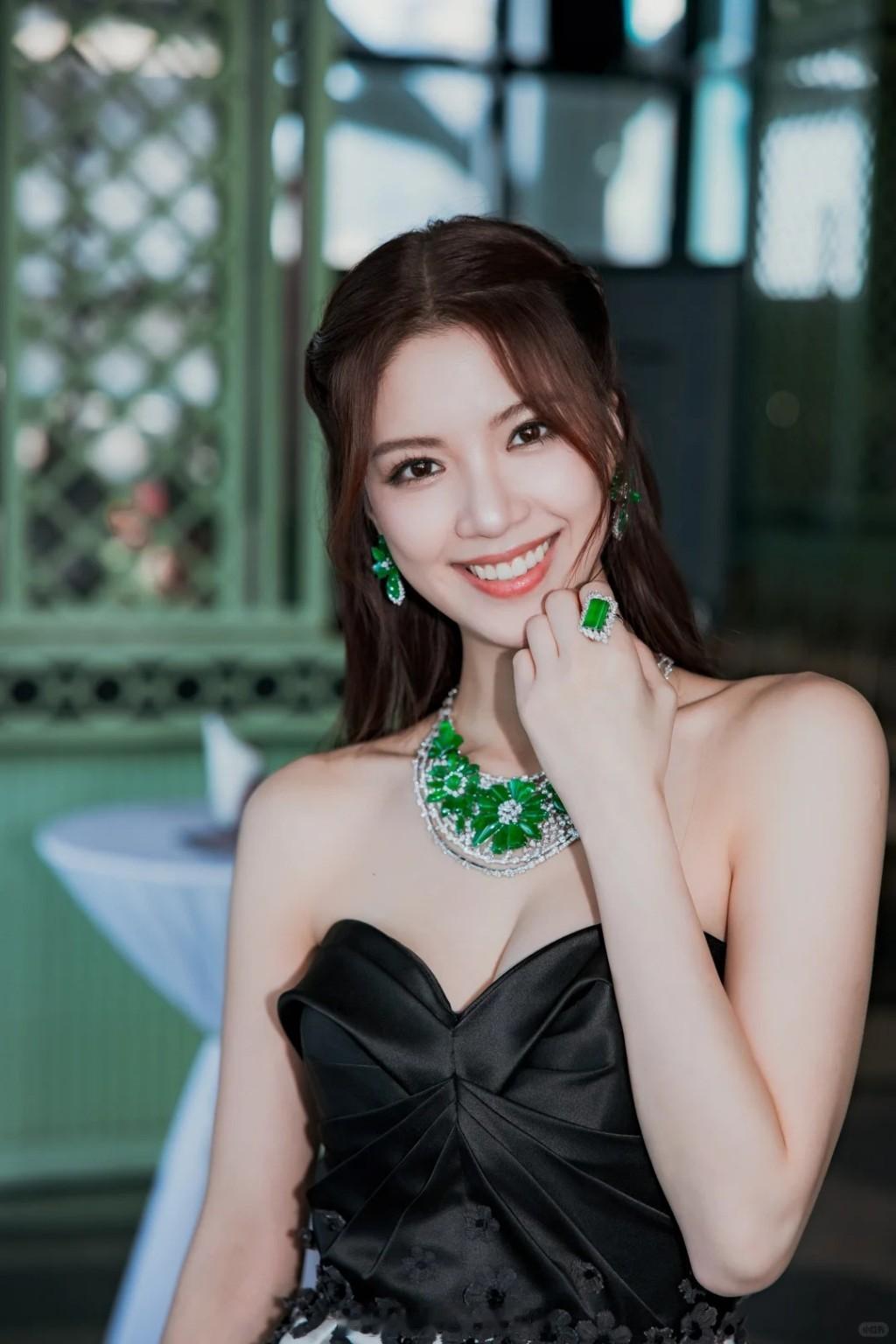 星岛：陈晓华激罕展现白皙滑嫩身材！超低胸配天价珠宝展极致性感奢华网民赞“36