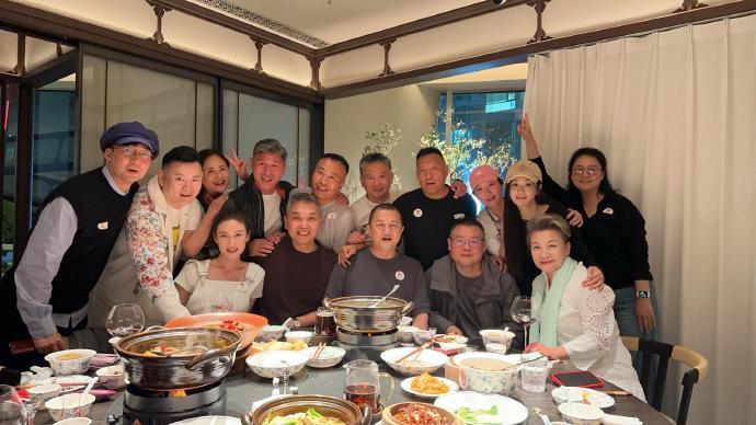 岳云鹏参加老乡聚会，吃饭坐李亚鹏旁边，大合影紧靠C位！德云社岳云鹏参加河南籍老乡