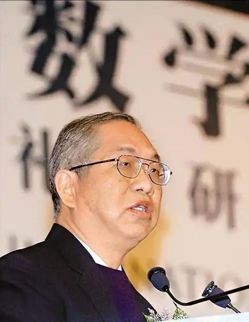 “遮羞布终于被撕开了！”美籍华裔数学家丘成桐曾直言：中国的数学水平落后美国足足8