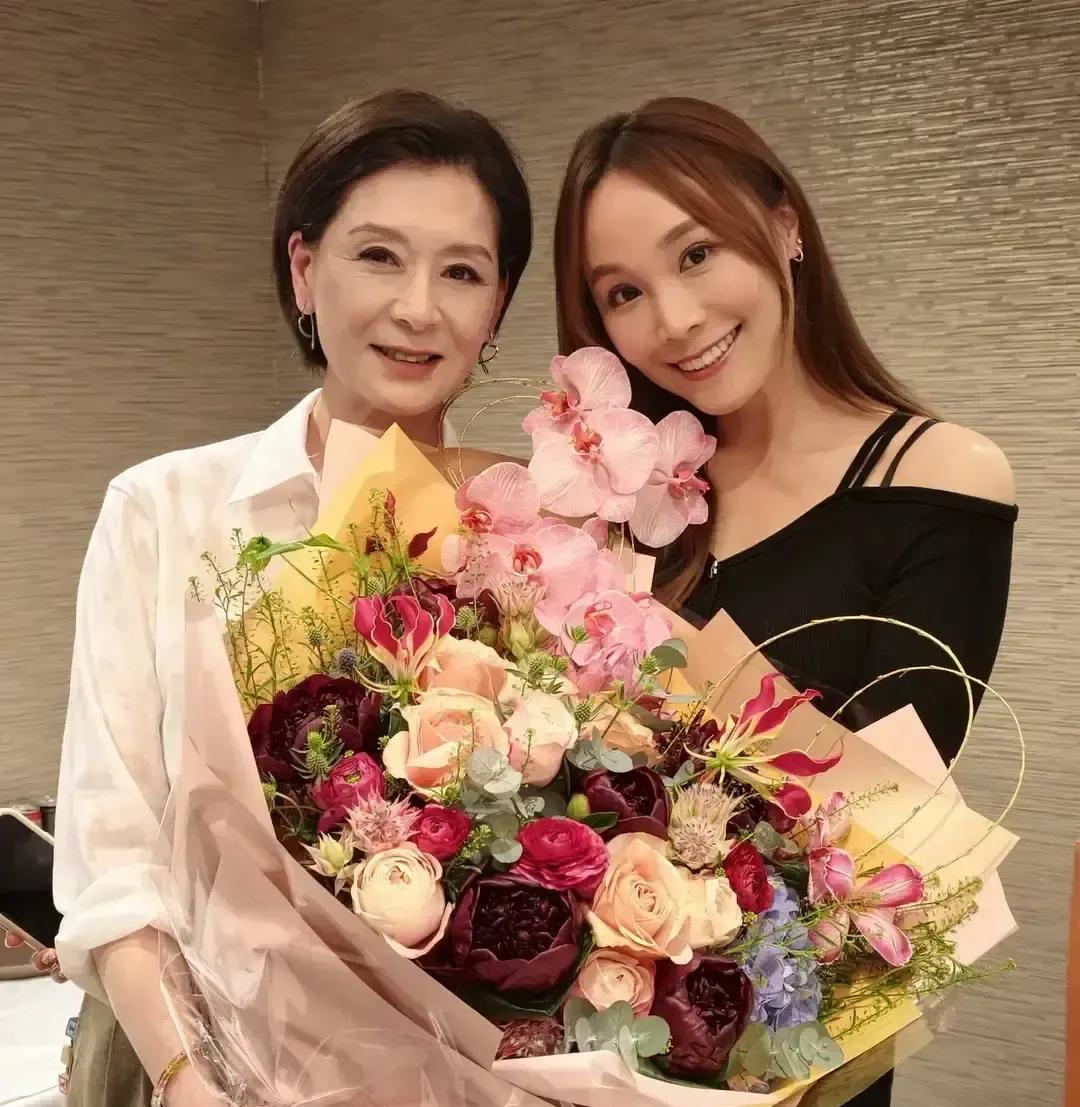 昨天，张曼玉“被”认了个侄女。她自己都不知道。有人把她的脸，和演员邓丽欣的脸