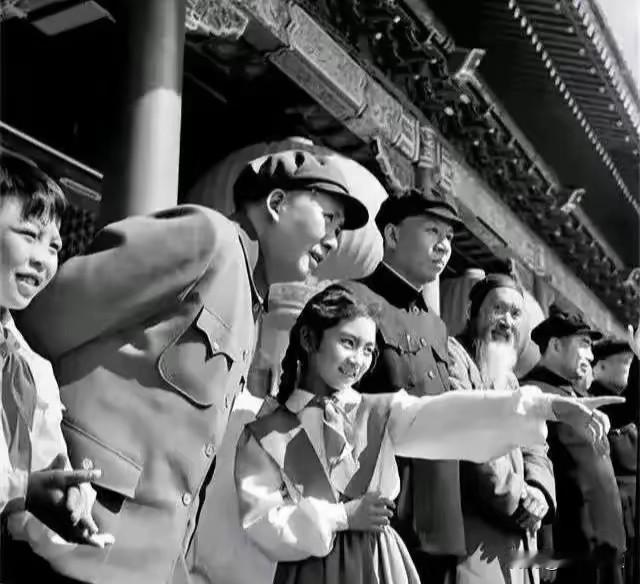 这张珍贵合影拍摄于1953年10月1日国庆节，在北京东城区培元小学的一名年仅10