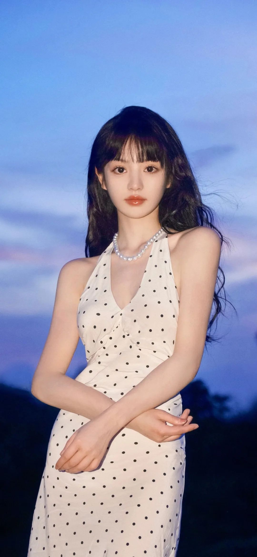 田曦薇小姐姐壁纸：波点吊带裙，清新甜美的夏日气息​​​