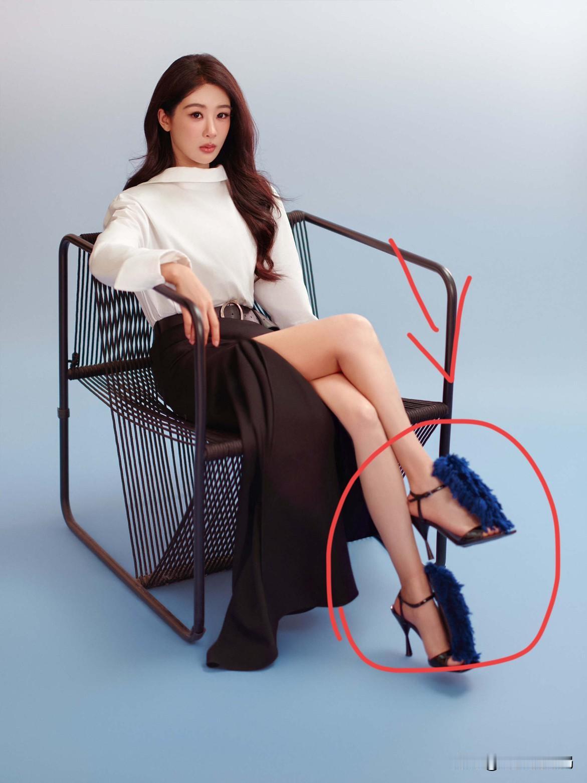 杨紫的粉丝估计要纠结了不是杨紫不好看，而是金鹰奖这组大片，鞋子实在有点违和！