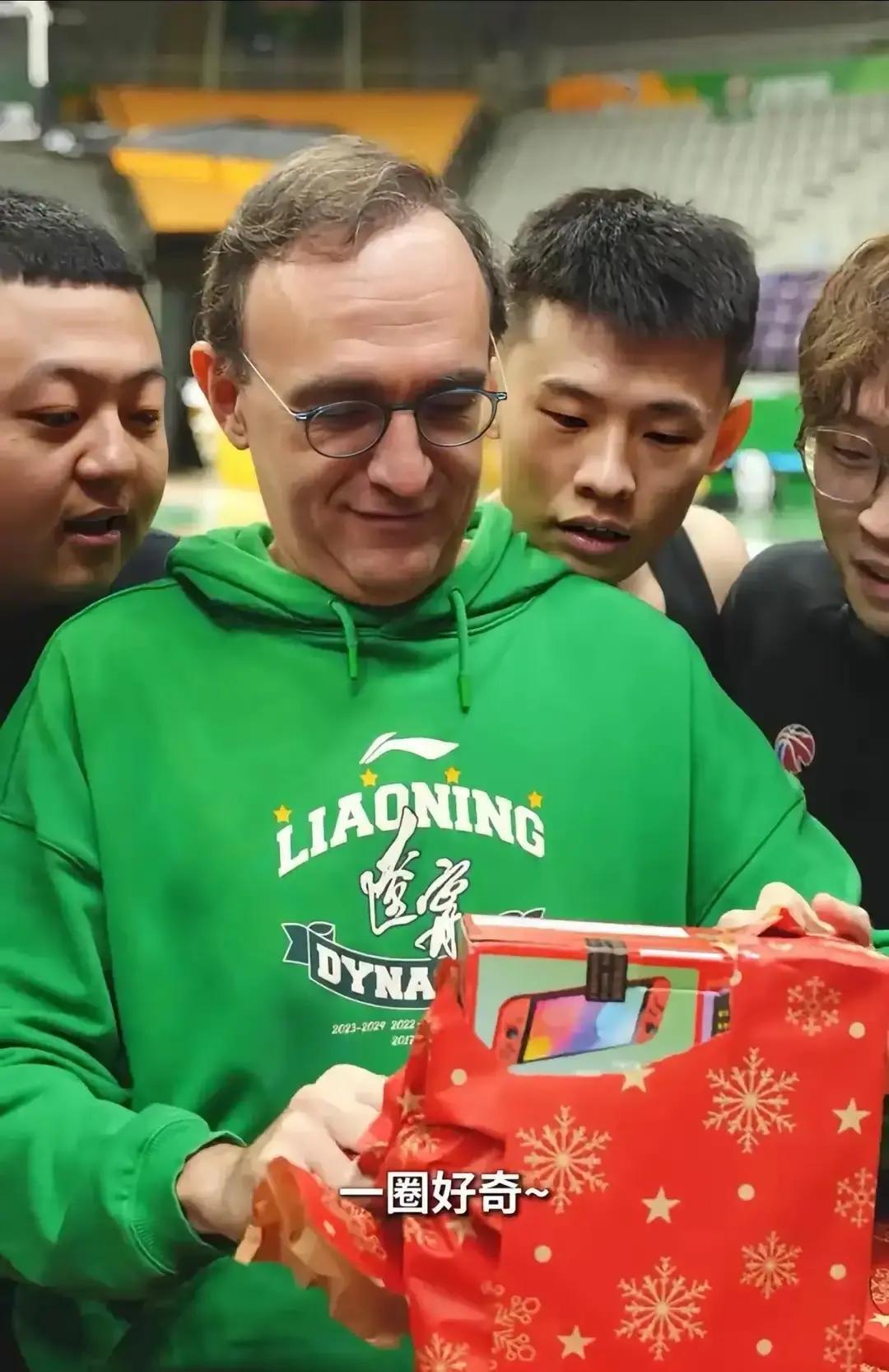 赵继伟一句话把辽宁群聊炸开锅。不是战术，是新年礼物。全队问号刷屏，乌