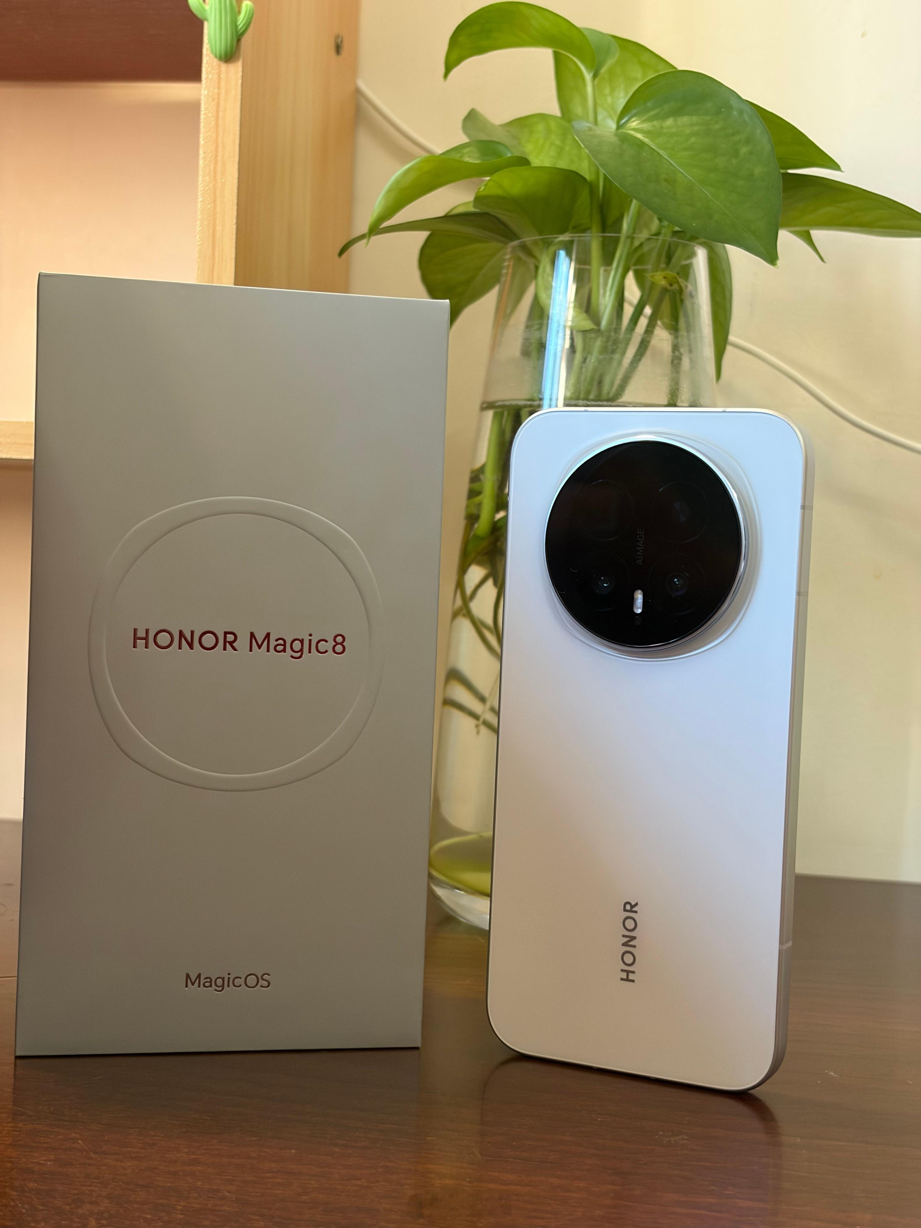 荣耀Magic8上手了，雪域白真好看，手感也不错……刚把手中的Magic7Pr