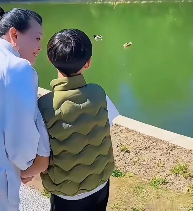 张兰曾回忆前儿媳大S当着她面骂儿子，不给汪晓菲留一点面子。张兰说当着我面骂他的时