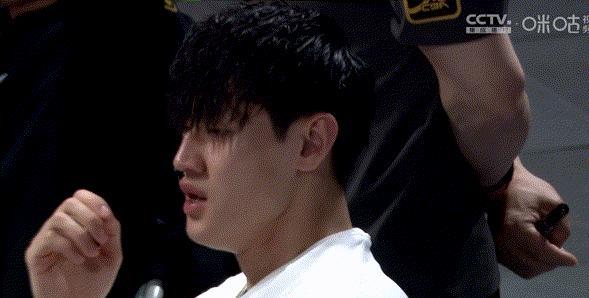 谁注意到？北京落后广厦已经20分了，直播镜头直接给到坐场边曾凡博，很无奈地双手捂