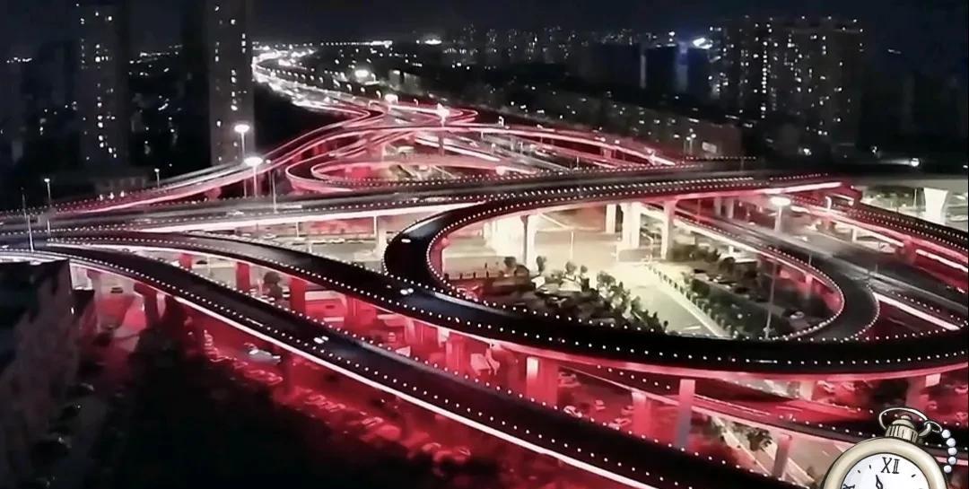 夜晚路过石家庄市北三环中华大街立交桥，那景象简直绝了！五彩斑斓的灯光将它装点得如