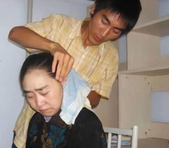 2008年，山东一大一新生背着自己患有精神病的母亲，足足走了2000多公里来到学