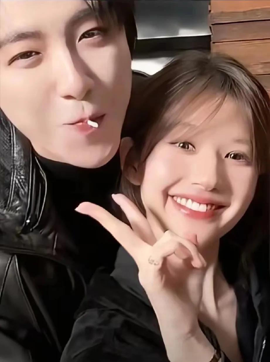 家人们，尖叫之夜这“爱与不爱”的细节太抓马啦！刘宇宁和李一桐因《书卷一梦》一起走