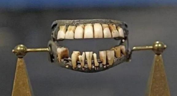 1784年，52岁的华盛顿牙齿早就已经掉光了，当时可没有所谓的假牙，于是华盛顿便