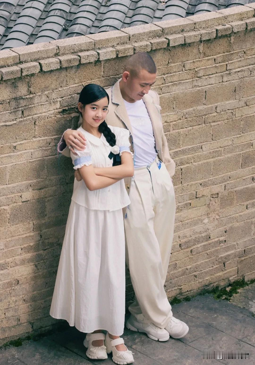 说到底，星二代星三代进圈子，终究还是一个看脸的地方啊！看同是11岁的聂远女儿和