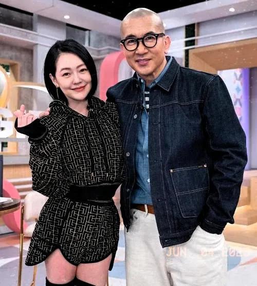 最近网上在传小S特别喜欢韩国明星具俊晔的事。说是她在自己家录视频模仿具俊晔的样子