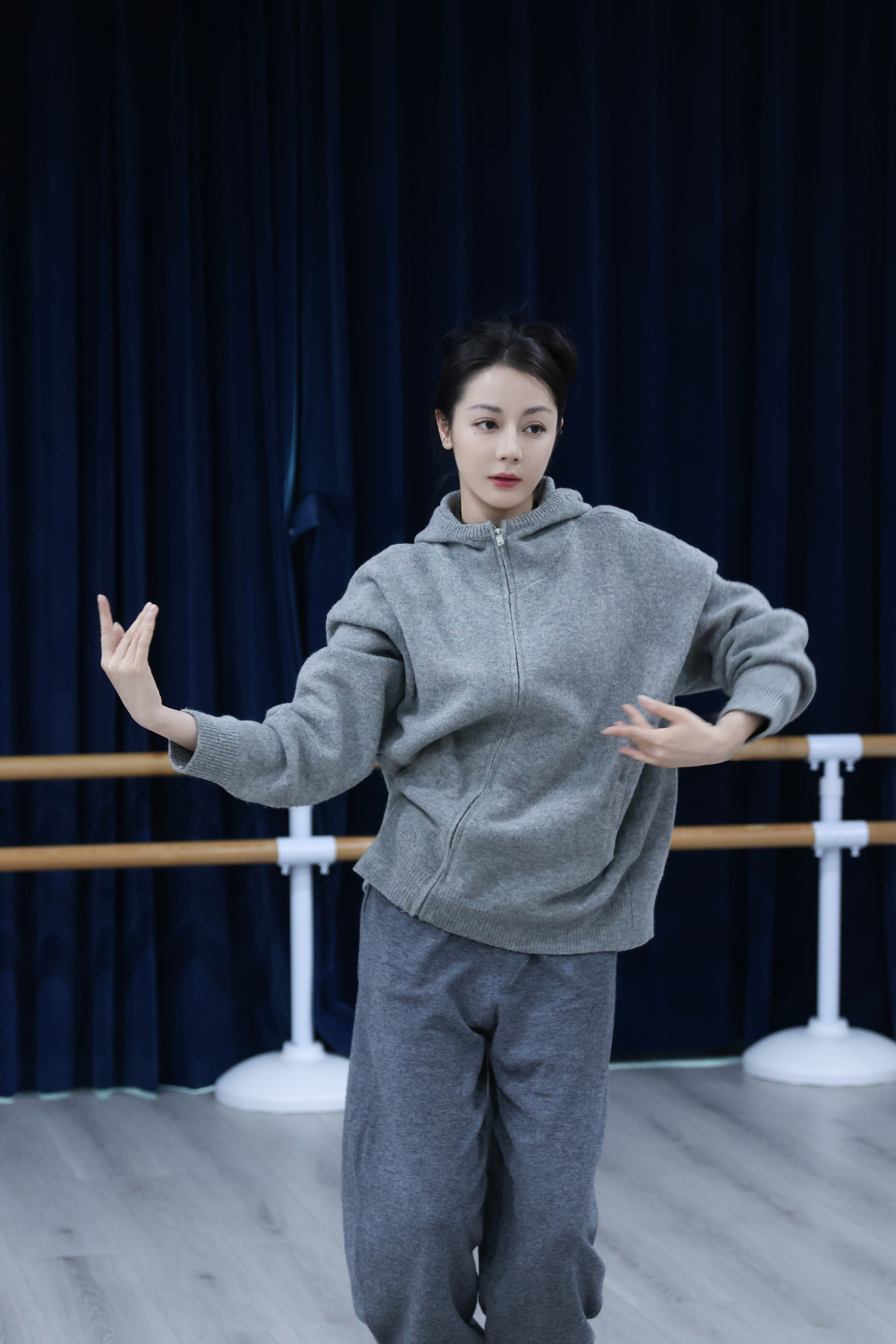 迪丽热巴💙 策马扬鞭启新程，岁序更新万象明。舞室练舞花絮图送达～祝大家马年大