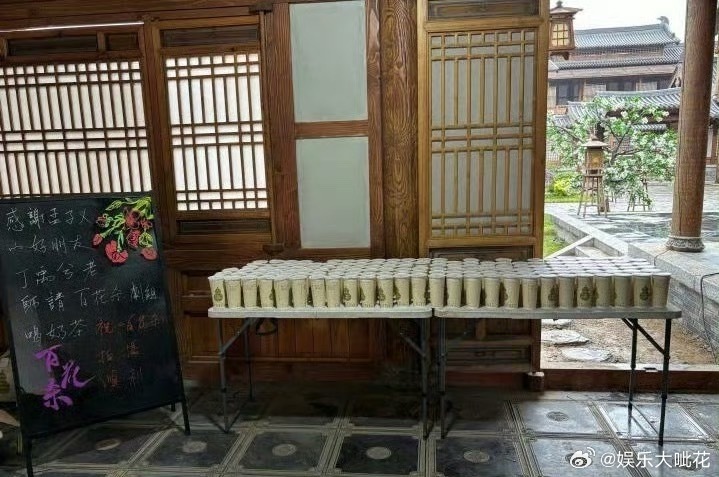 把丁禹兮言出必行打在公屏上😖丁禹兮昨天直播说要给孟子义剧组送奶茶今天就真的