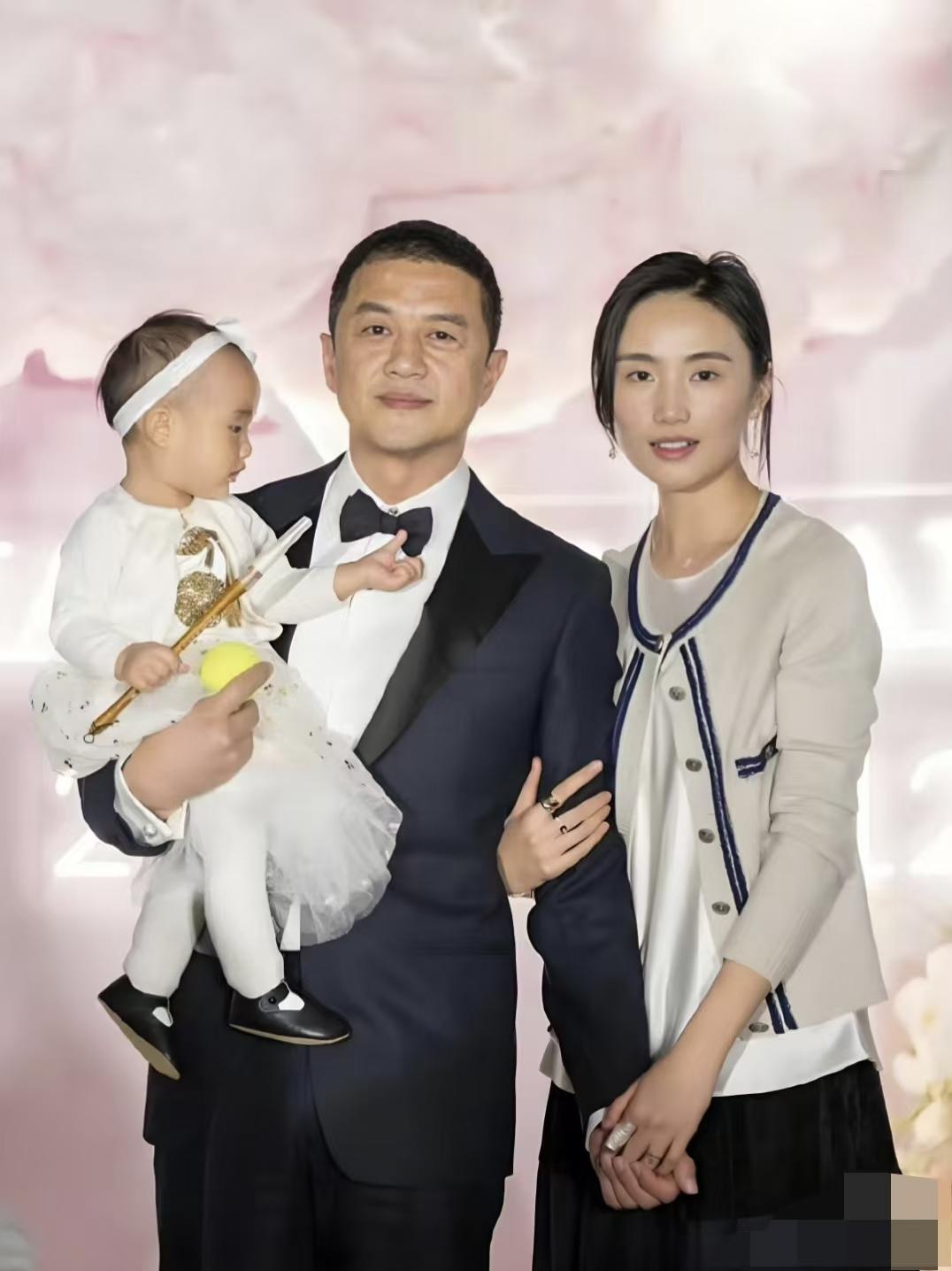 你可以怀疑李亚鹏的演技你也可以怀疑李亚鹏的生意经但有点真不能喷他，那就是