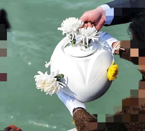 北京，一男子去世，可他老母亲已经81岁，怕老人伤心，妻子女儿向她隐瞒死讯，之后