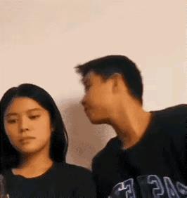 一个男孩和一个女孩坐在一个座位上，男孩挺喜欢女孩的，男孩情不自禁的亲了女孩，然后