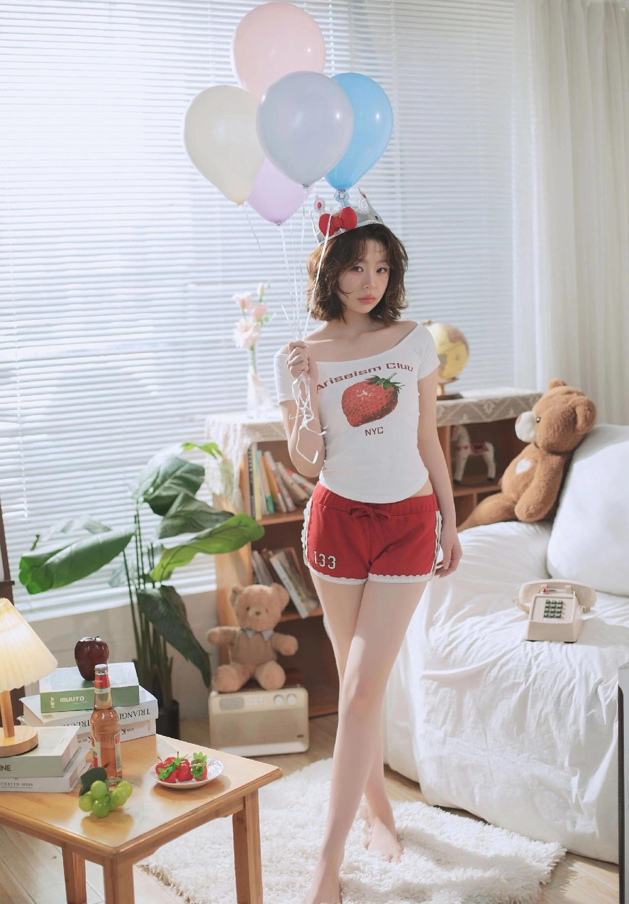 写真集系列赏析》少女心满满的一天，气球、草莓和泰迪熊的陪伴，宅家也能充满幸福感！