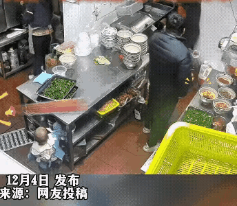 妻子在后厨忙得不亦乐乎，丈夫一手插蔸一手指着妻子教训：以后再给我爸妈……话没说