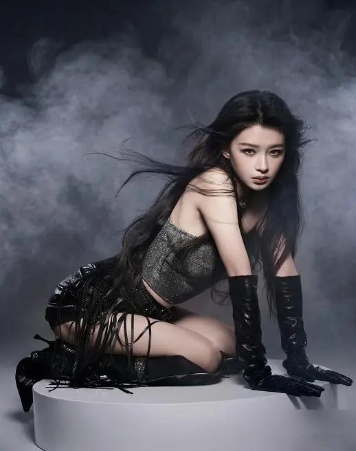 别再心疼孙怡了。她根本不是被规则坑了，而是被剧本精准选中了。你以为一公她蹲地痛